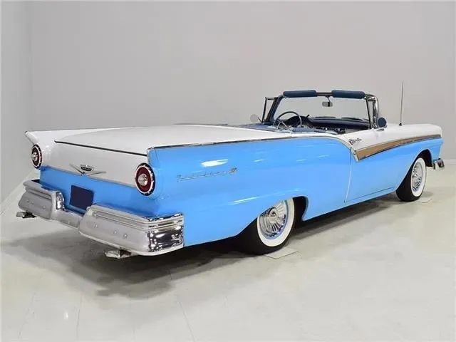 Ford Fairlane Skyliner