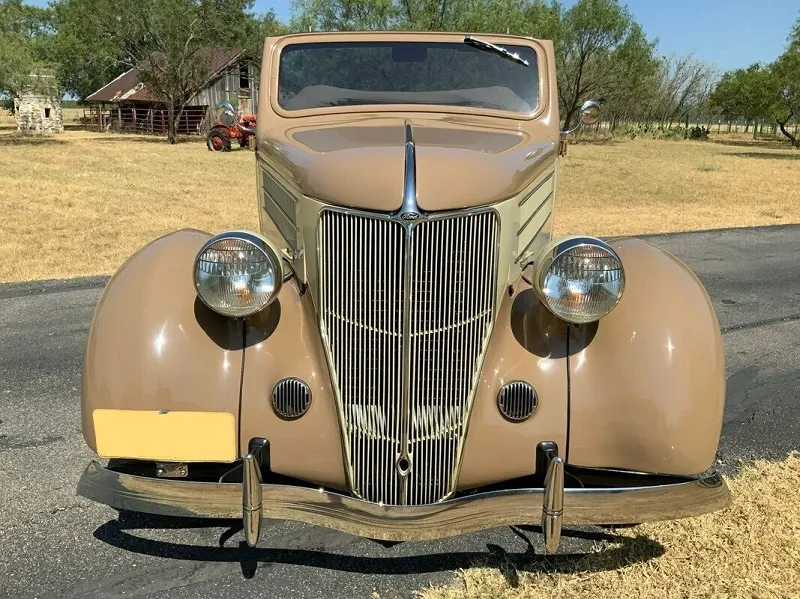 1936 Ford Deluxe Club Cabriolet