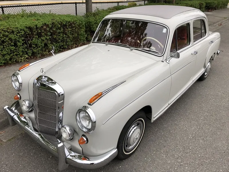 Mercedes-Benz 220S