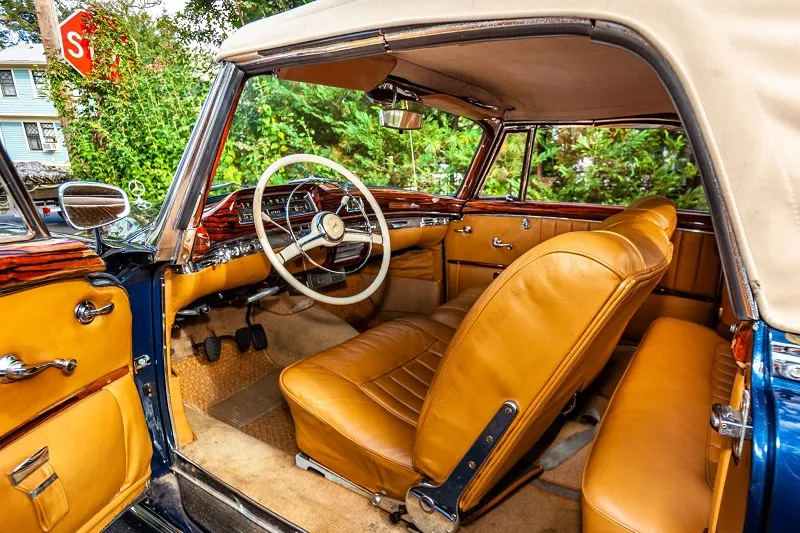 Mercedes-Benz 220S