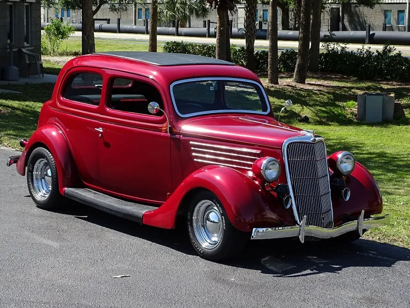 1935 Ford Tudor Humpback Sedan