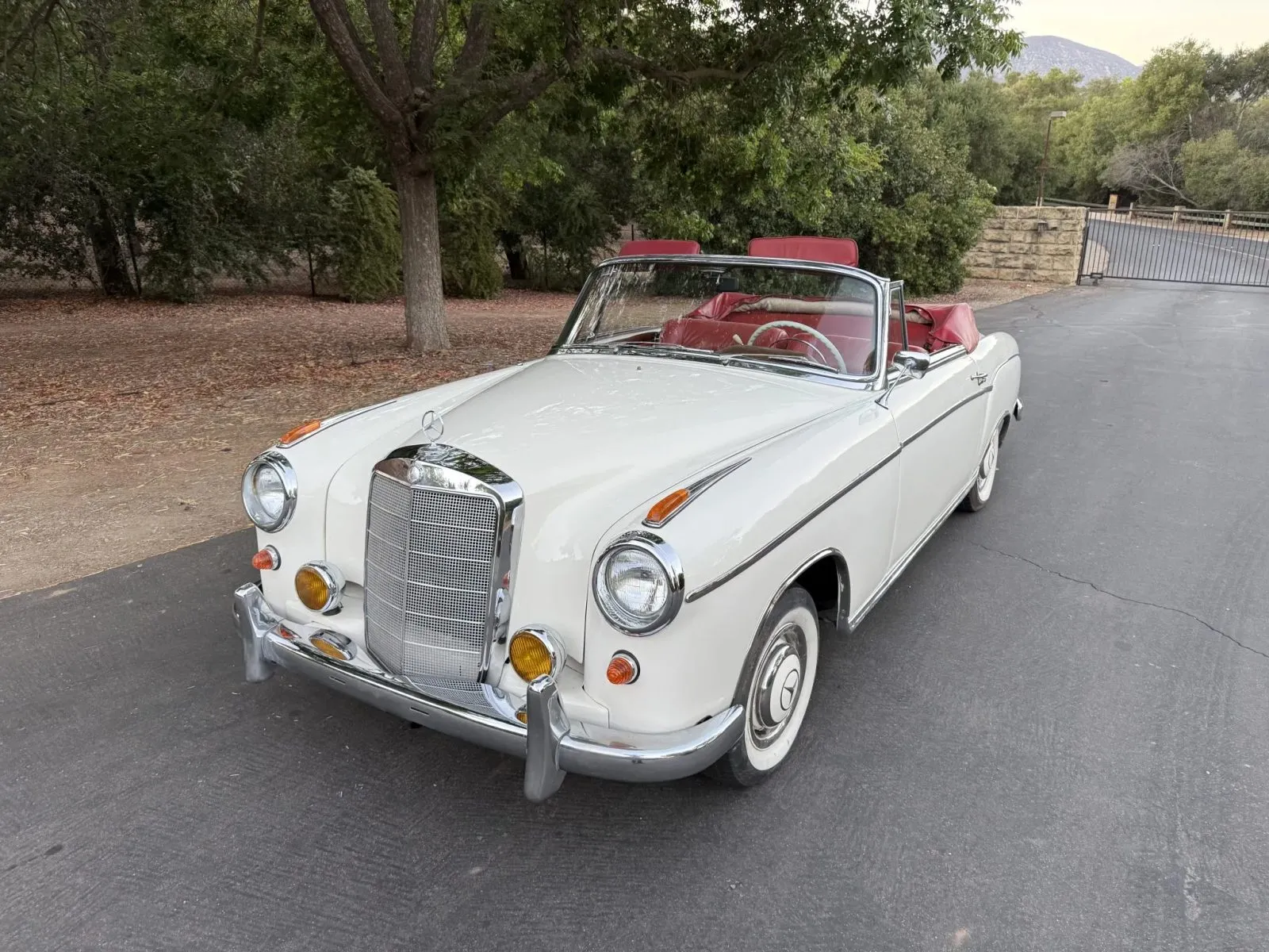 Mercedes-Benz 220S