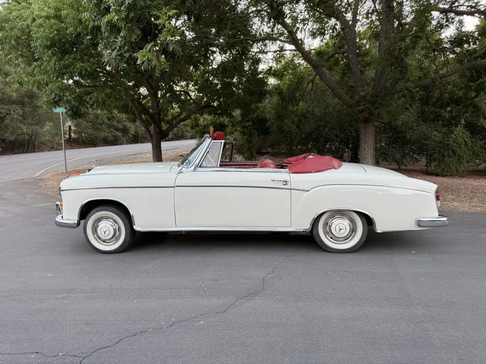 Mercedes-Benz 220S