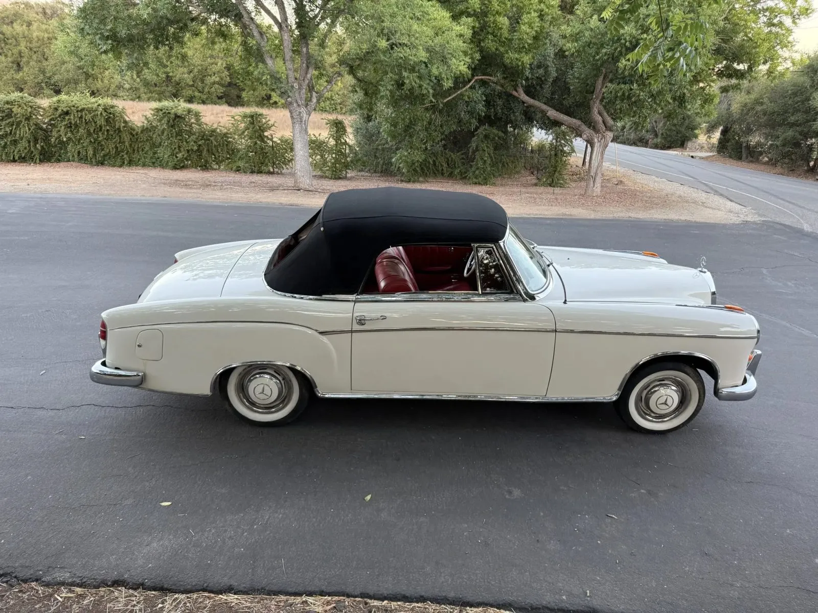 Mercedes-Benz 220S
