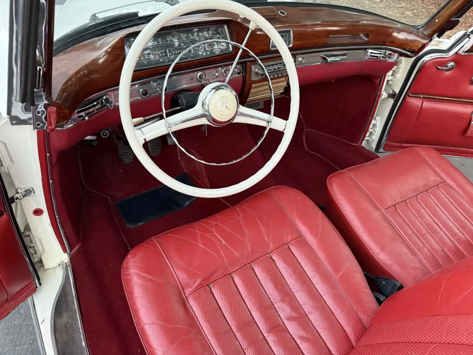 Mercedes-Benz 220S