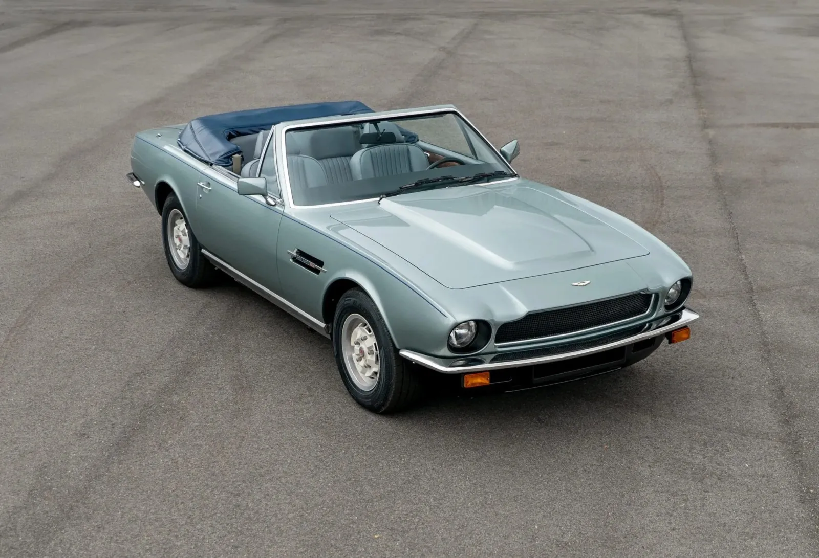 Aston Martin V8