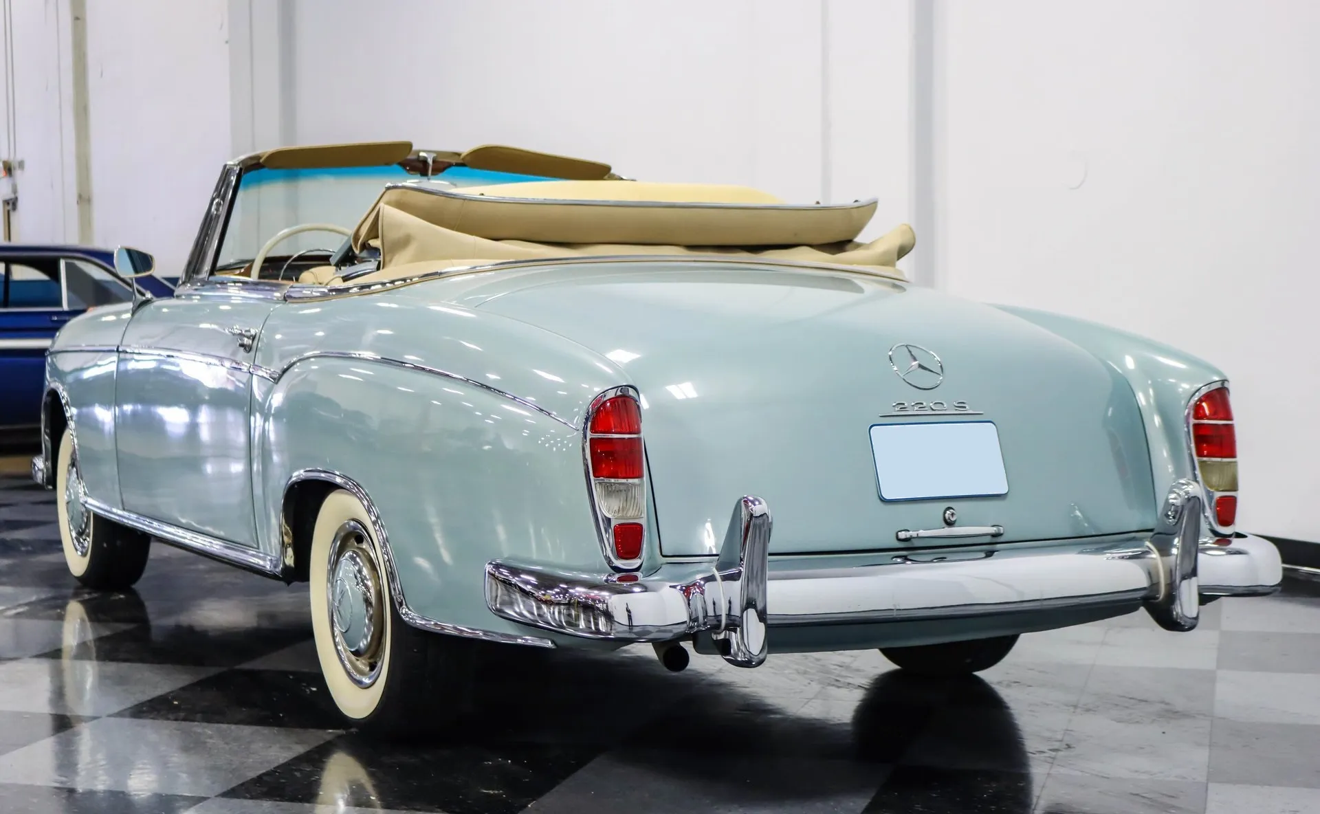 Mercedes-Benz 220S
