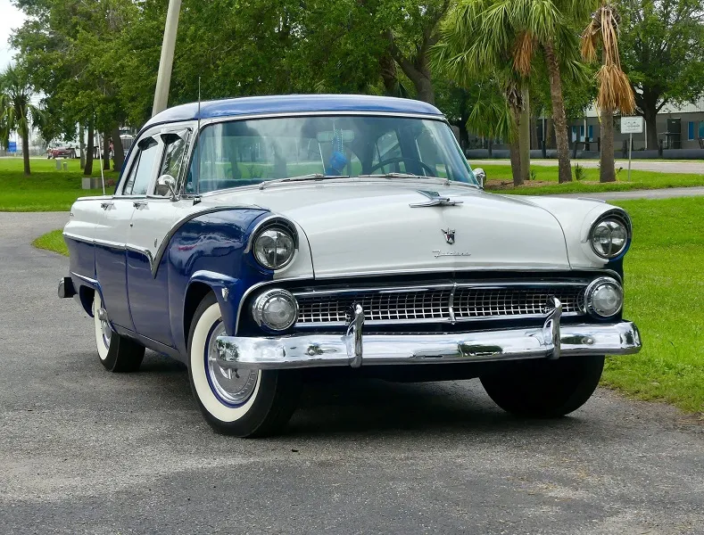 1955 Ford Fairlane Town Sedan