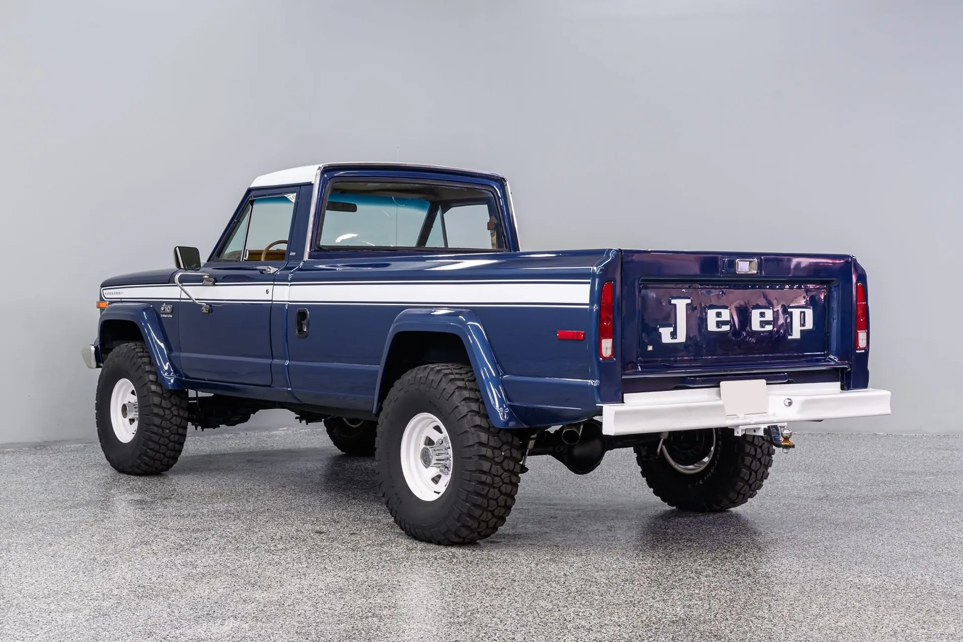 Jeep J-10