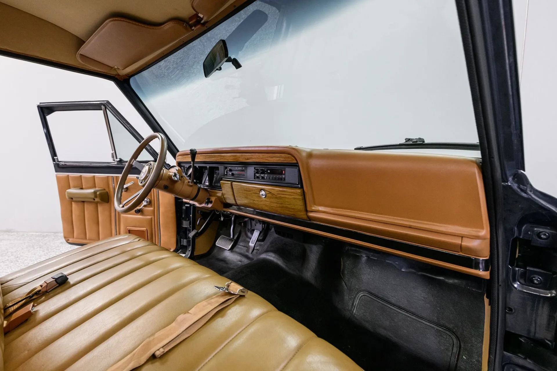 Jeep J-10