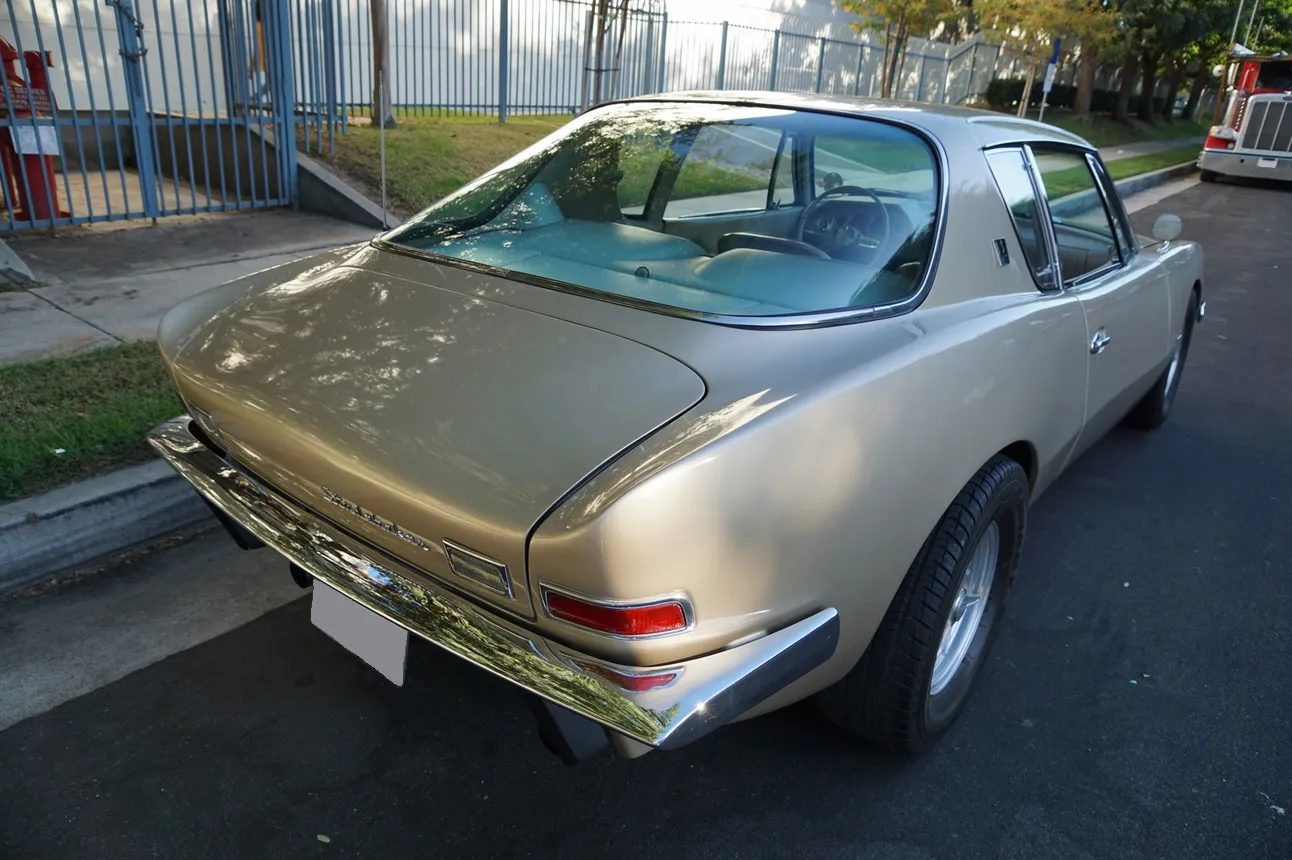 Studebaker Avanti R2