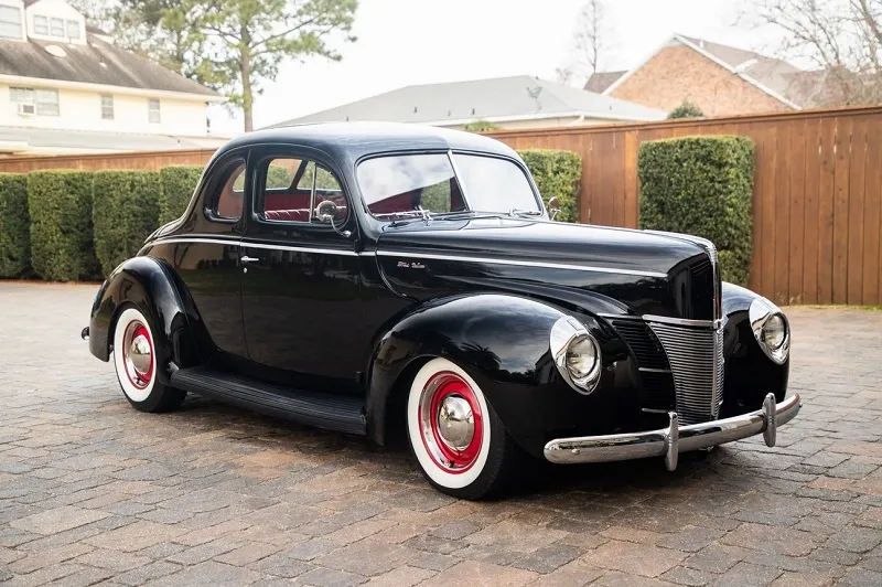 Ford Deluxe
