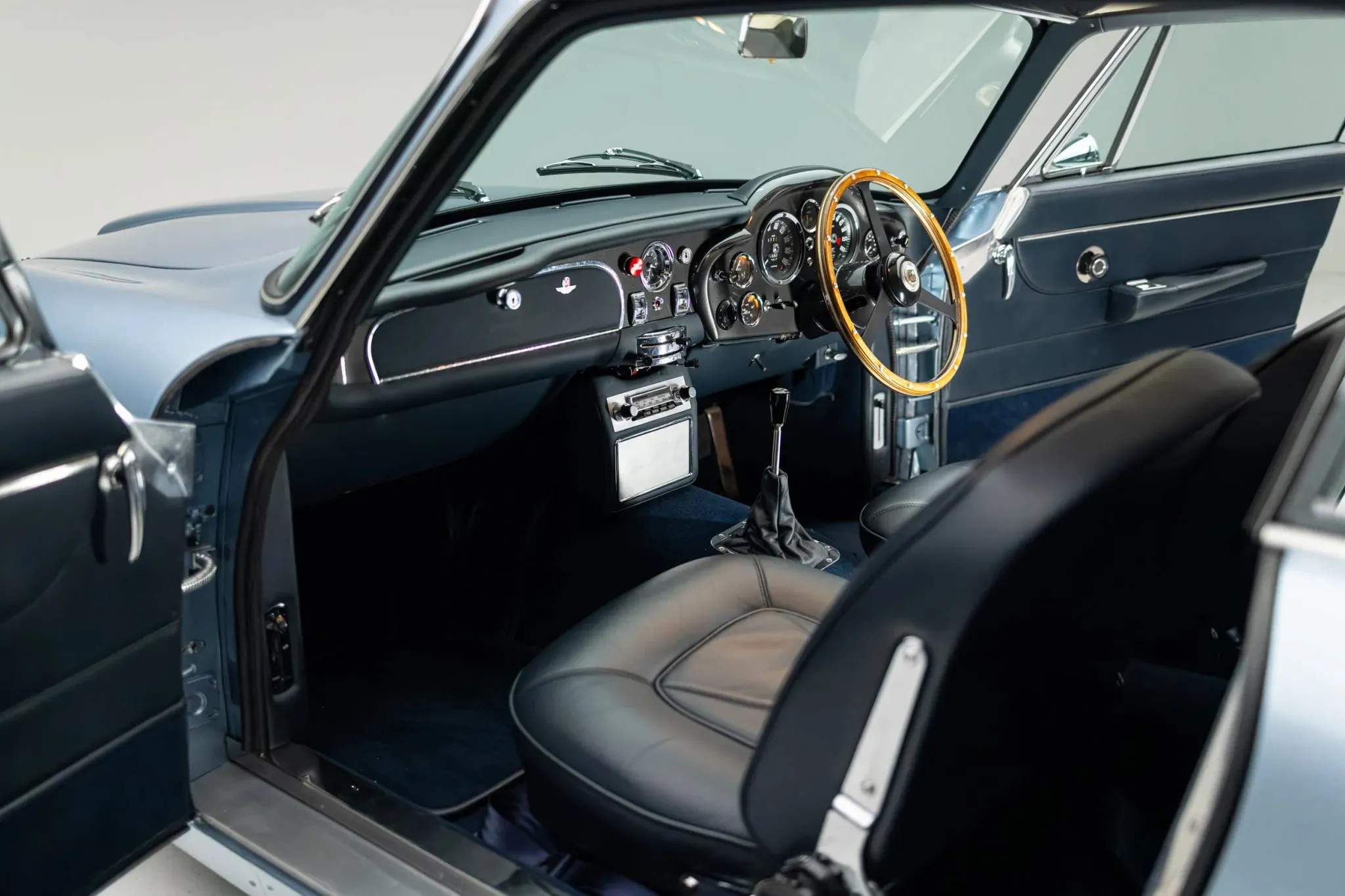 Aston Martin DB6